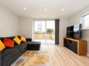 Peaceful Stylish Oasis 2 minutes from Station Pass the Keys, Feltham